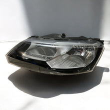 Laden Sie das Bild in den Galerie-Viewer, Frontscheinwerfer Skoda Rapid 5JB941015B Links Scheinwerfer Headlight SCH8213290038gl