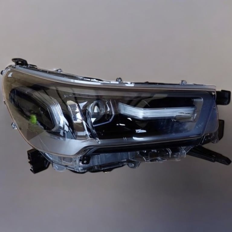 Frontscheinwerfer Toyota Hilux VIII 81110-YP431 Full LED Rechts Headlight SCH8288356034dd