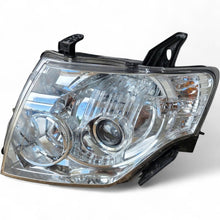 Laden Sie das Bild in den Galerie-Viewer, Frontscheinwerfer Mitsubishi Pajero I 100-67018 Xenon Rechts oder Links