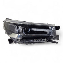 Laden Sie das Bild in den Galerie-Viewer, Frontscheinwerfer Toyota Hilux VIII 81110-0KU80 LED Rechts Headlight SCH2150769633dm