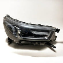 Laden Sie das Bild in den Galerie-Viewer, Frontscheinwerfer Toyota Hilux VIII 1EJ-923364 Rechts Scheinwerfer Headlight