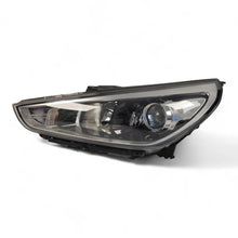 Laden Sie das Bild in den Galerie-Viewer, Frontscheinwerfer Hyundai I30 III 92101-G4020 Ein Stück (Rechts oder Links)