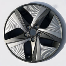 Load image into Gallery viewer, 1x Alufelge 17 Zoll 7.0&quot; 5x114.3 53ET Glanz Silber 529100G2600 Hyundai Ioniq