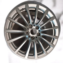 Laden Sie das Bild in den Galerie-Viewer, 1x Alufelge 18 Zoll 8.0&quot; 5x112 30ET Glanz Schwarz 6861224 BMW G31 G30 Rim Wheel