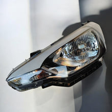 Load image into Gallery viewer, Frontscheinwerfer Hyundai I20 92101-C8000 Links Scheinwerfer Headlight