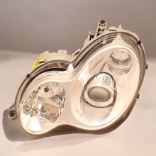 Laden Sie das Bild in den Galerie-Viewer, Frontscheinwerfer Mercedes-Benz W203 A2038203761 Xenon Links Headlight SCH8637224479ko