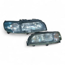 Laden Sie das Bild in den Galerie-Viewer, Frontscheinwerfer Volvo V70 II 89007898 89007897 Ein Satz Scheinwerfer Headlight