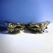 Laden Sie das Bild in den Galerie-Viewer, Frontscheinwerfer Mazda III BHR251040 Xenon Ein Stück (Rechts oder Links)